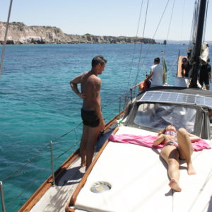 relax a bordo durante una gita in barca a vela