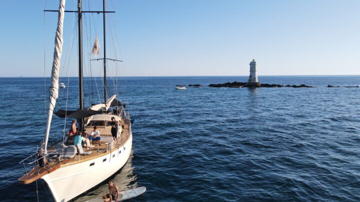 mal di mare cause, come non soffrire il mal di mare, rimedi naturali mal di mare, barca a vela e mal di mare, cinetosi rimedi, sigarette e mal di mare, fumo e nausea in barca, equipaggio esperto navigazione, navigare senza mal di mare, Sardinia Sailing recensioni, escursioni in barca Sant’Antioco, tour in barca Sardegna sud, barca a vela Sant’Antioco, Sardinia Sailing Pintus Matteo, escursioni e tour in barca a Carloforte